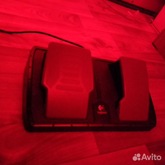 Игровой руль logitech с педалями