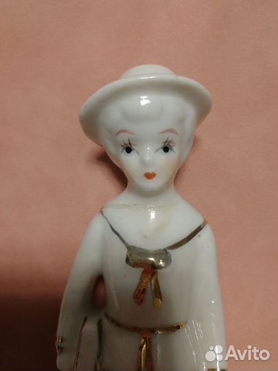 Статуэтка фарфор мальчик с собакой