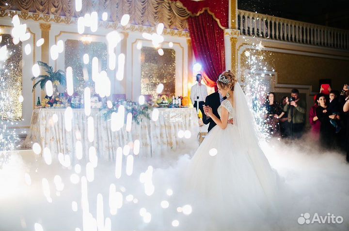 Диджей с оборудованием