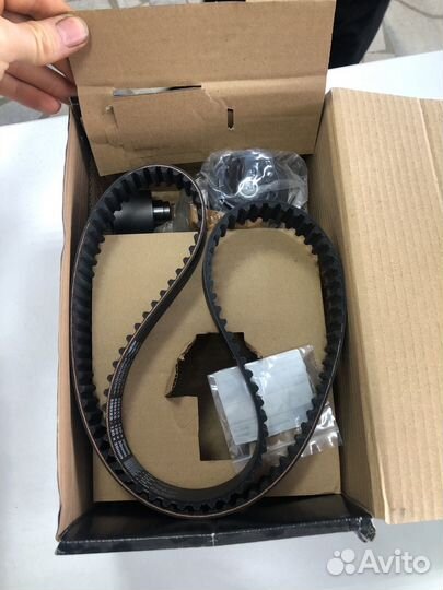 Комплект ремня грм + насос водяной KP55569XS4