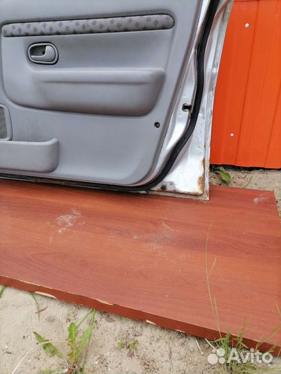 Двери на Мазда demio