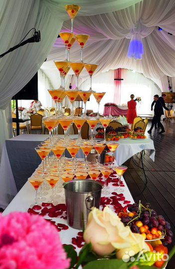 Пирамида из бокалов шампанского