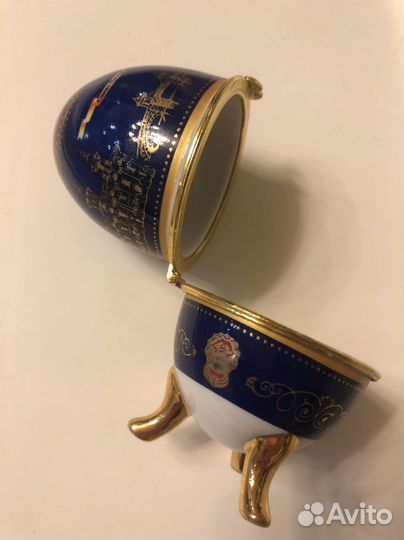 Сувенирное Яйцо Фаберже и кофейная чашка