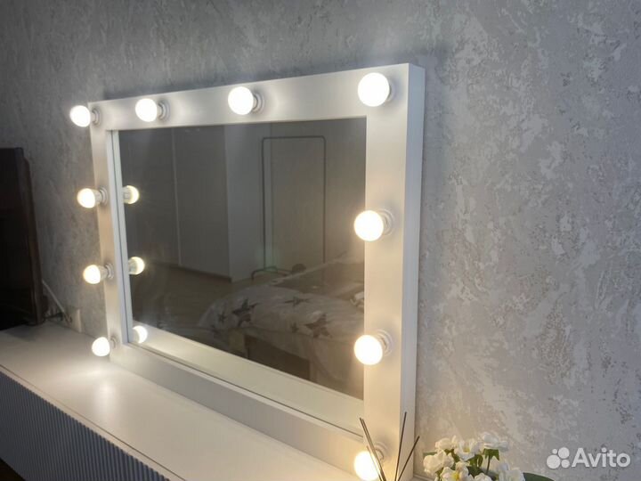 Гримерное зеркало с лампочками