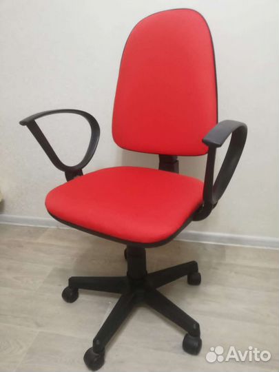 Компьютерное кресло в интерьер