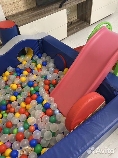 Бассейн с шариками и горкой