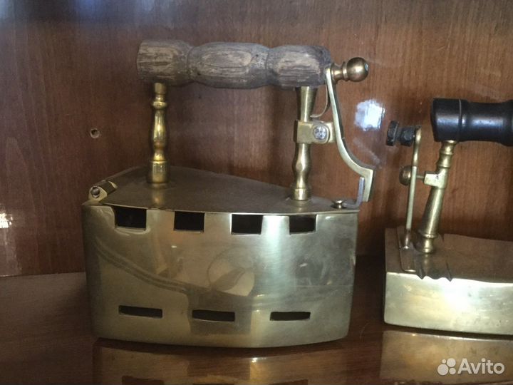 Старинный угольный утюг для коллекции