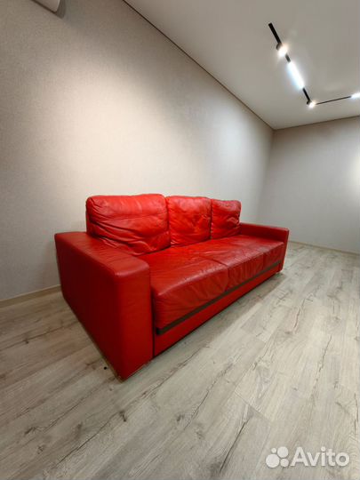 Кожаный диван