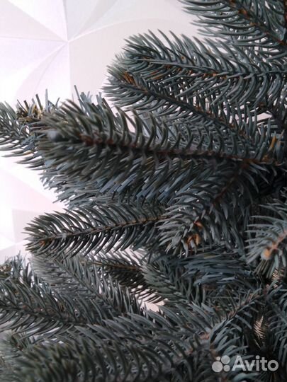 Елка голубая украшенная искусственная литая