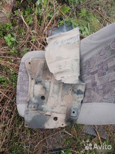 Пыльник двигателя левый Toyota Corolla E110 1998