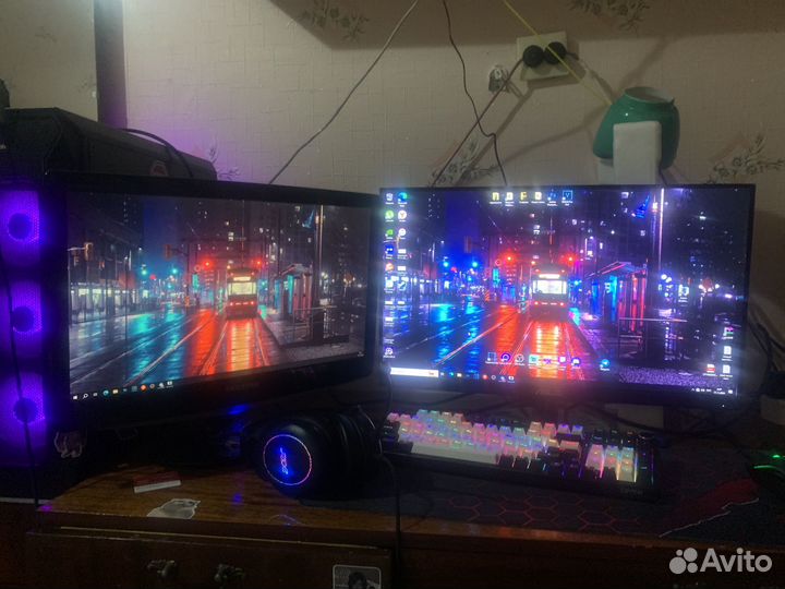 Игровой компьютер с монитором и клавиатурой