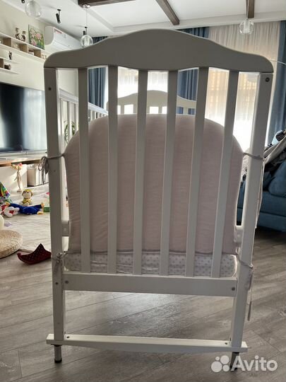 Детская кроватка с маятником и ящиком