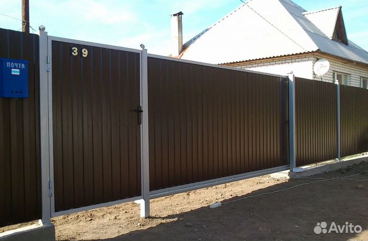 Забор из профнастила с металлическими столбами быс
