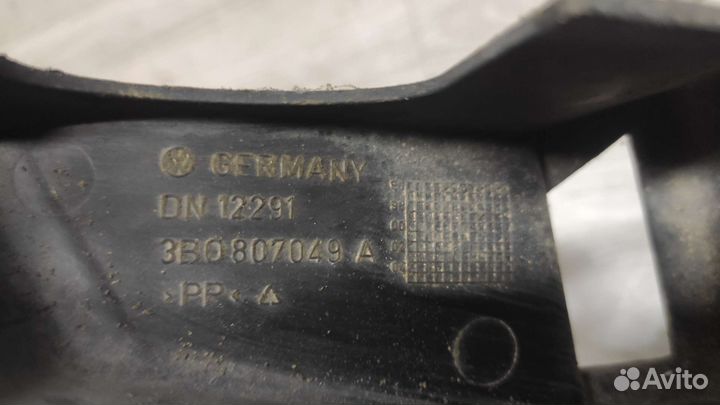 Направляющая переднего бампера пассат б5 левая