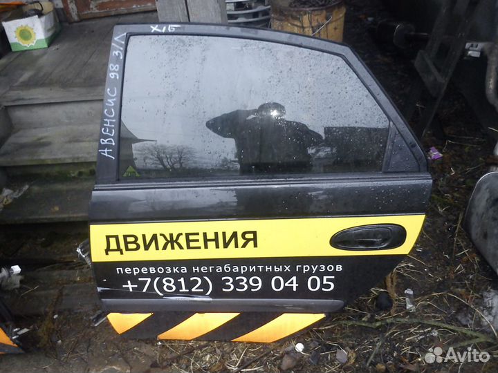 Задняя дверь на Тойота Авенсис 2002 года