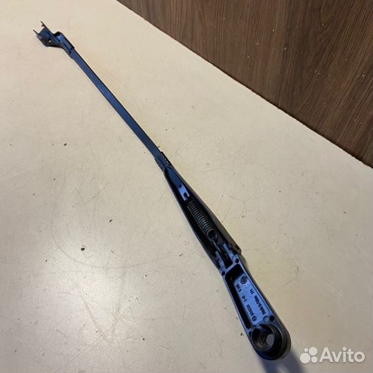 Поводок стеклоочистителя передний правый Geely