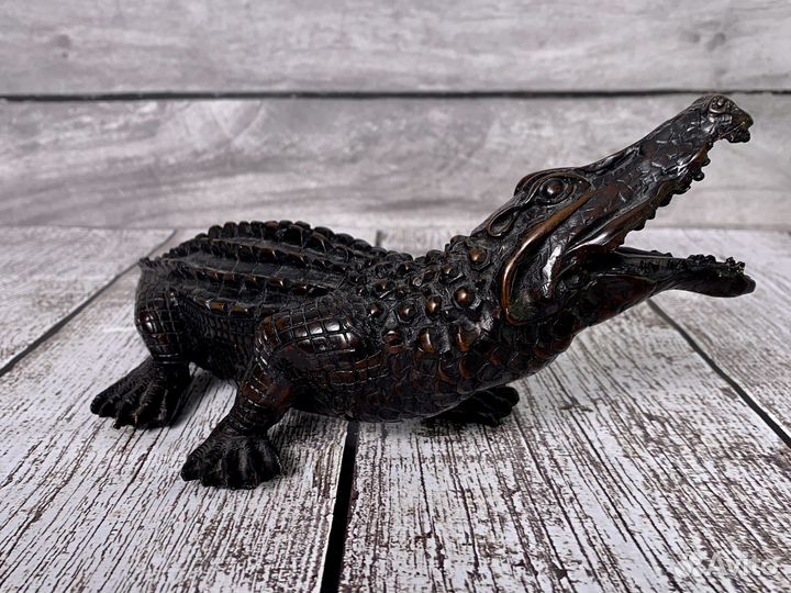 Сувенир фигурка крокодил из Индонезии