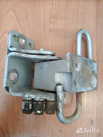 Петля двери нижняя передняя левая Volkswagen