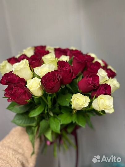 Букет из 45 красных и белых роз 40 см