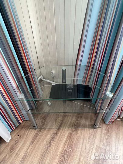 Стеклянная тумба под тв