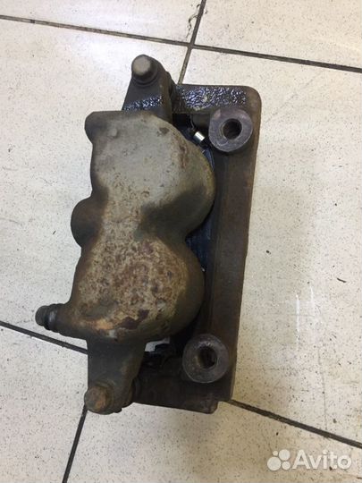 Суппорт тормозной передний правый Nissan Armada