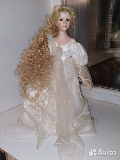 Кукла фарфоровая