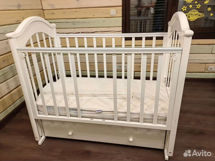 Детская кроватка с продольным маятником