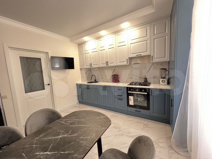 2-к. квартира, 56 м², 1/18 эт.