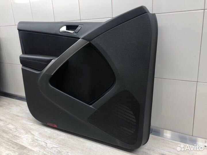 Обшивка двери передняя левая Volkswagen Tiguan