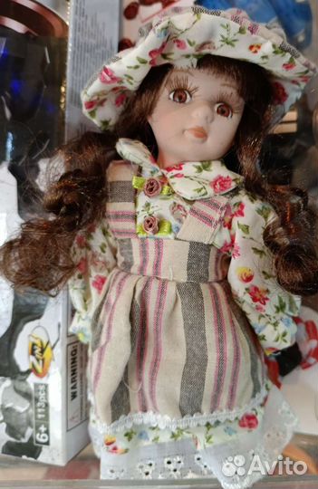 Кукла фарфоровая