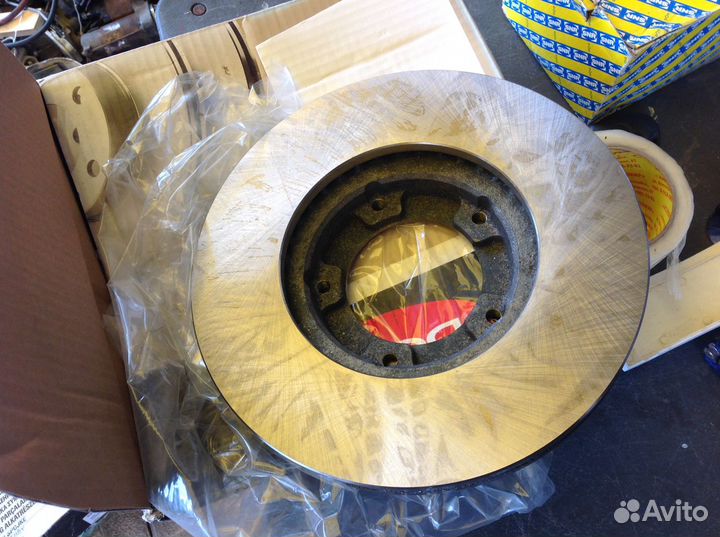 Тормозной диск передний Toyota hiace 1995 года