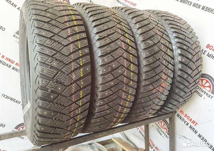 Goodyear UltraGrip 215/65 R17 96N