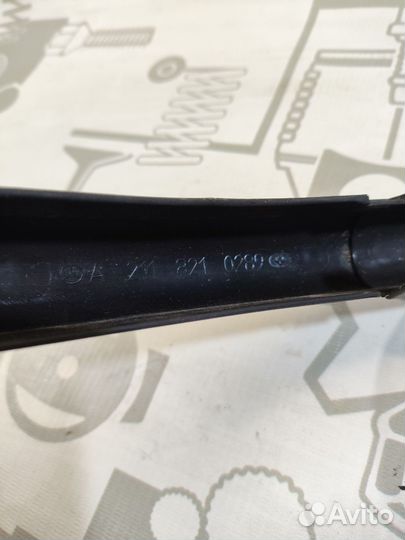 Накладка петли багажника правая mercedes w211