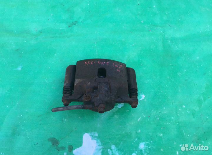 Суппорта перед левый правый Хонда Аккорд 5 1996