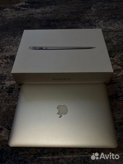 Apple MacBook Air 13-inch, 2017