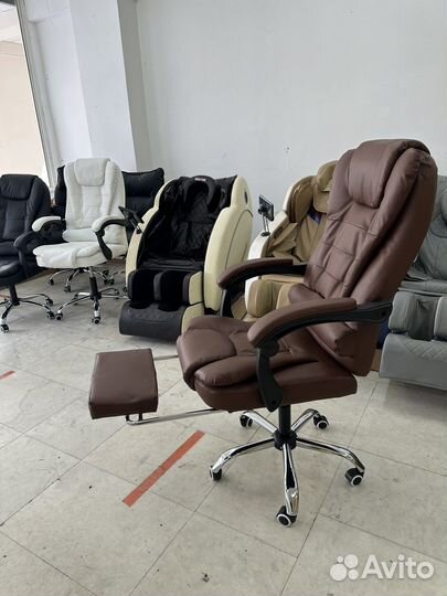 Офисное кресло с массажем и подножкой