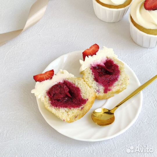 Капкейки с клубникой и карамелью на заказ в подаро