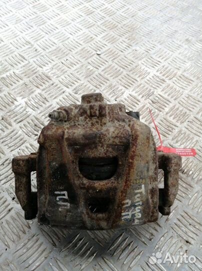 Суппорт передний правый Volkswagen Tiguan 5N1 1.4