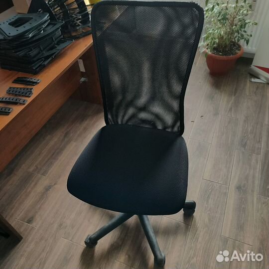 Стул офисный на колесах