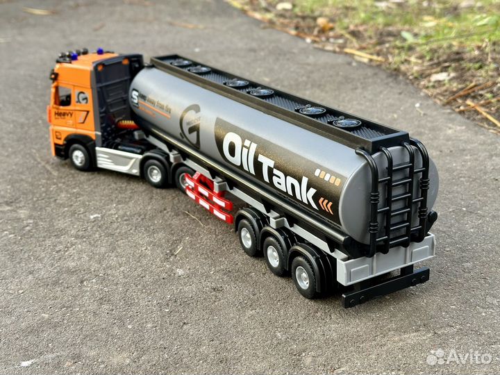 Модель тягач с цисцерной на радиоуправлении