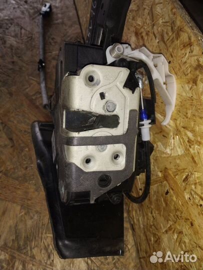 Замок двери задний левый Ford Focus 3 CB8 1.6L