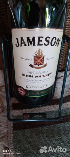 Бутылка на качелях пустая