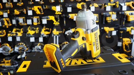 Аккумуляторный гайковёрт DCF899N DeWalt