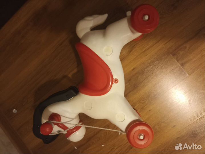 Лошадь игрушка на колесах