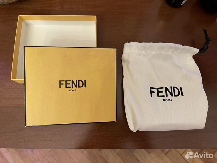 Чехол и коробка Fendi