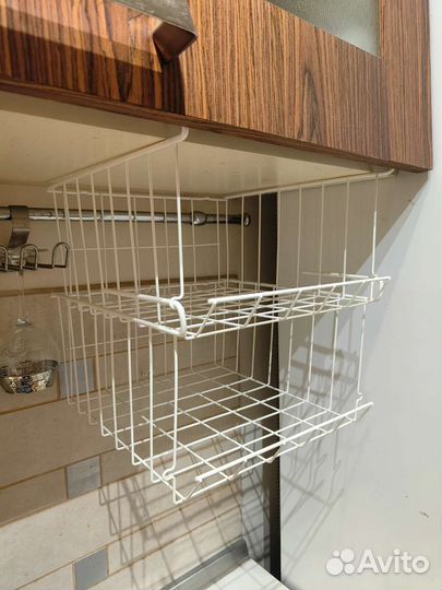 Подвесная корзинка на полку металлическая