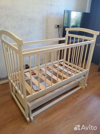 Детская кроватка с маятником и ящиком