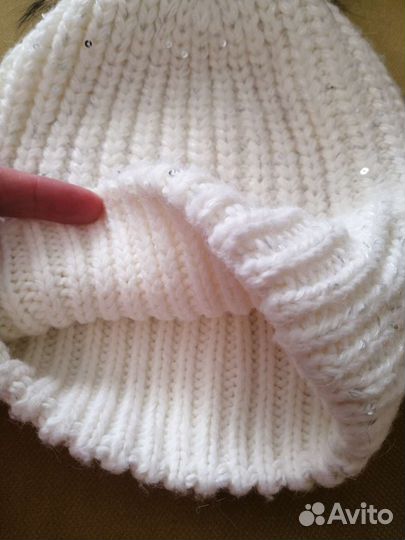 Шапка Glissade белая с меховым помпоном