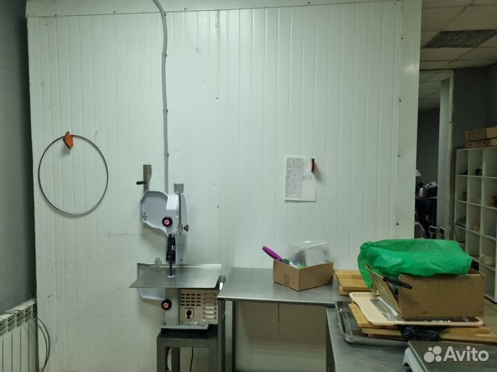 Ленточная пила, мясорубка, столы нерж., весы, ящик