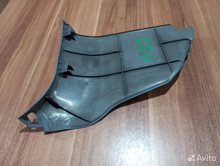 Накладка нижняя правой стойки Toyota land cruiser